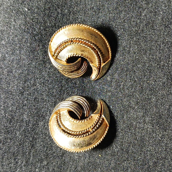 Vintage Crown Trifari Earings 15$